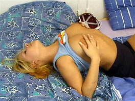 Sanne Massages Her Pussy