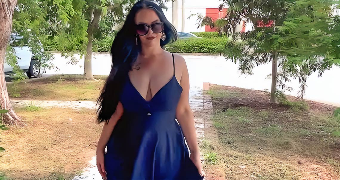 Pawg Queen masturbates in car