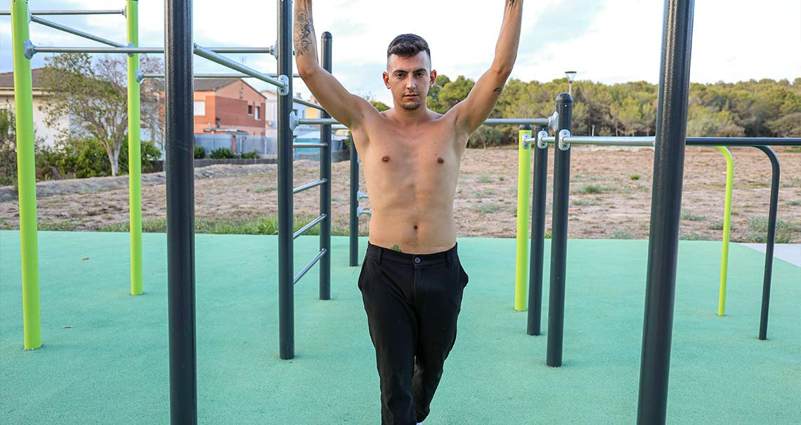 Spanish boy fucking bareback for extra cash 