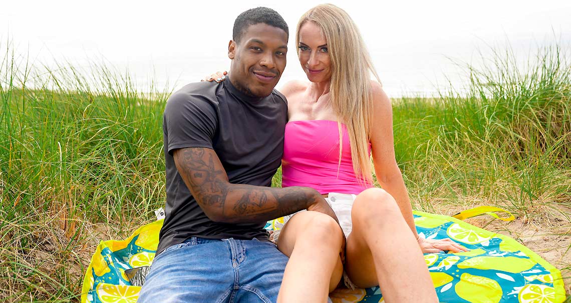 Goldy Kim in haar eerste porno!
