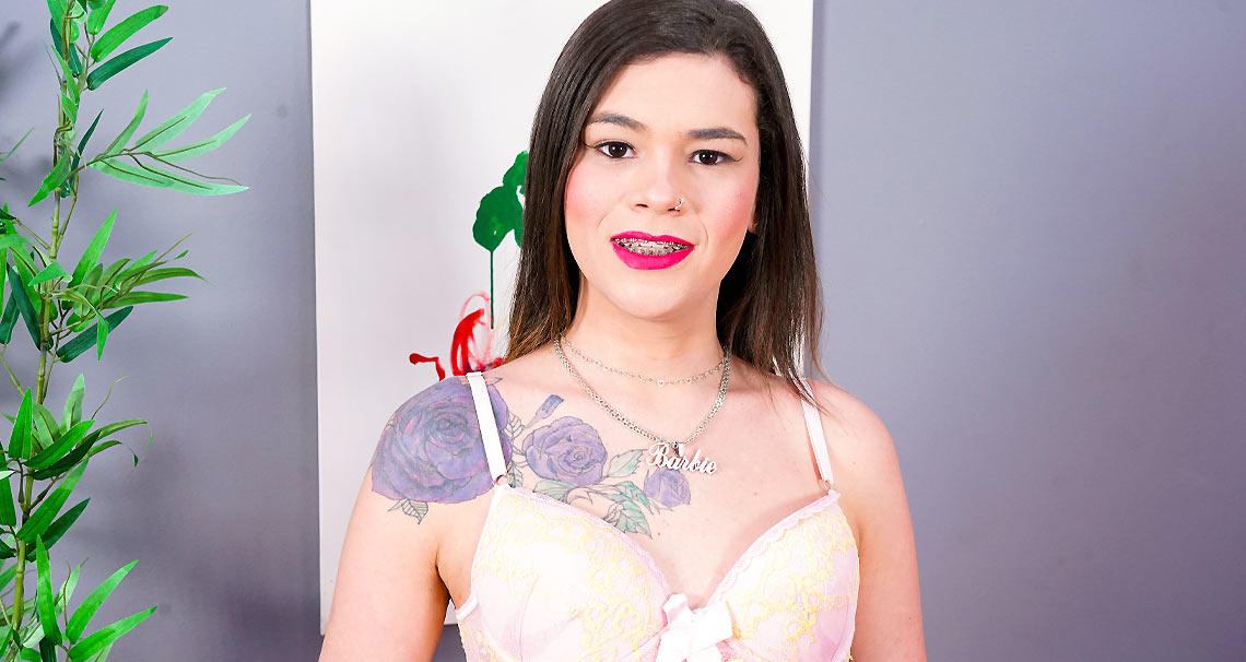 Tranny Leticia Keren fucks a machine