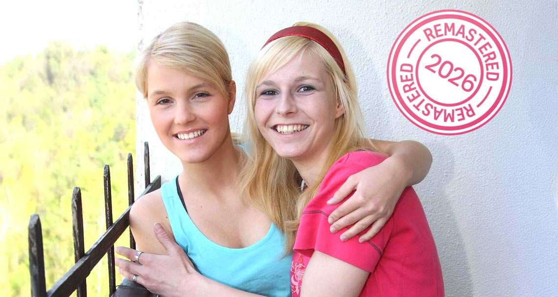 Maaike and Ellie scissoring