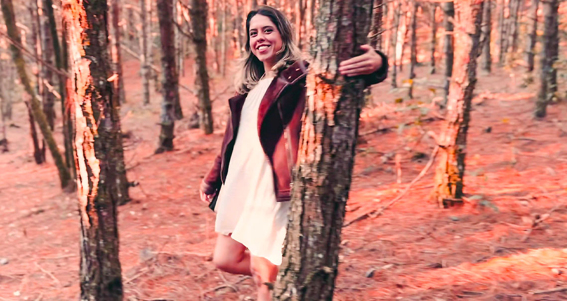 Beautiful Scarlett gets messy facial in woods