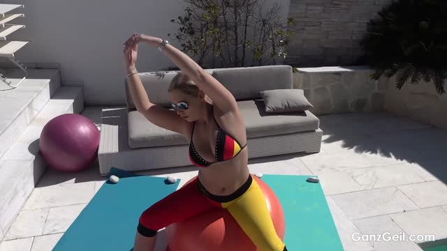 Lena Nitro fit girl, Ganzgeil, Yoga video thumbnail