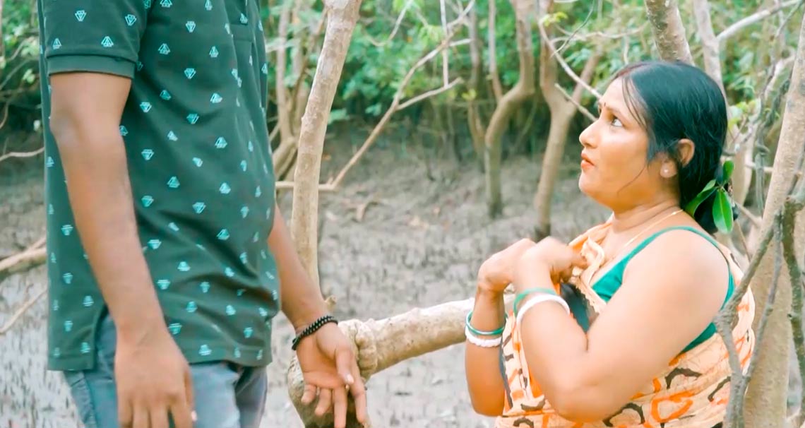 Indian milf gets fucked in sari