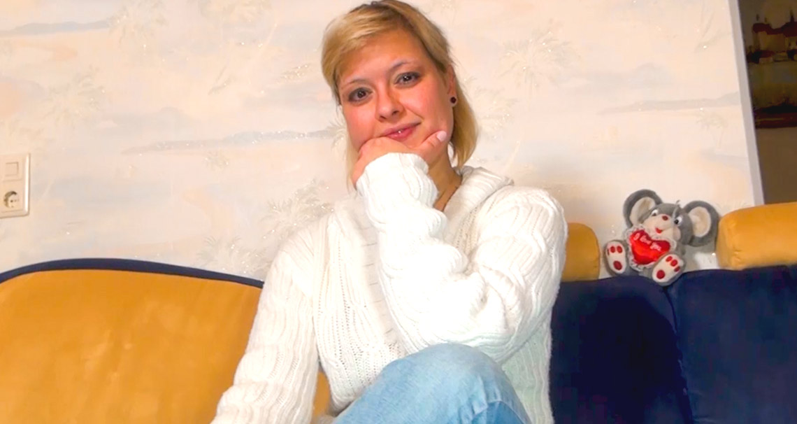 MILF in Strümpfen, die ihre Muschi masturbiert