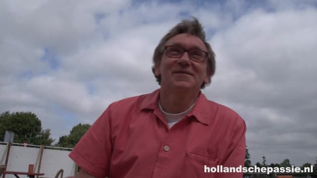 Screenshot uit Ouwe Jos doet het in de duinen met een jonge brunette
