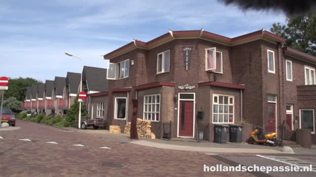 Screenshot uit Eerst een broodje kibbeling, daarna je lange pik in een 20-jarige toeriste