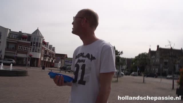 Screenshot uit Eerst een broodje kibbeling, daarna je lange pik in een 20-jarige toeriste