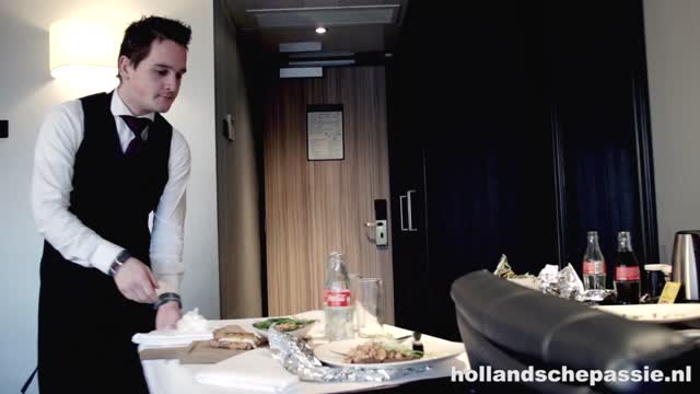 Screenshot uit Dominante Mila Milan's hulpje krijgt straf