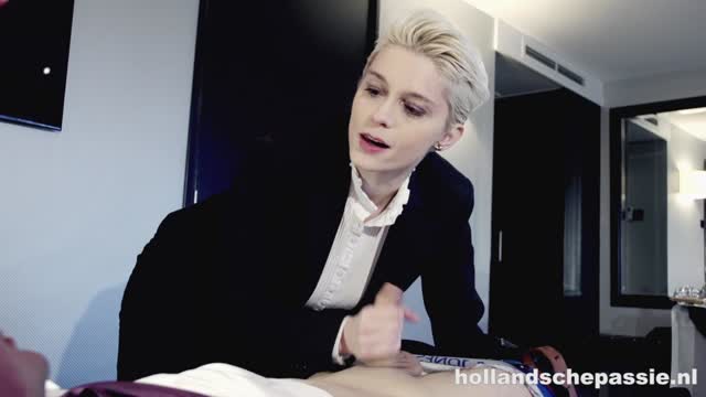Screenshot uit Dominante Mila Milan's hulpje krijgt straf