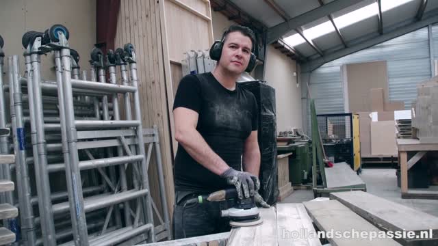 Screenshot uit De dochter van de baas en haar natte kut